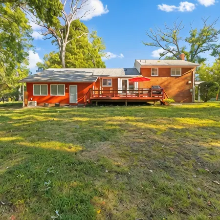 Dog Friendly with Fully Fenced Half Acre Yard, Prime Location, and in-Law Suite! Hotels in Springfield