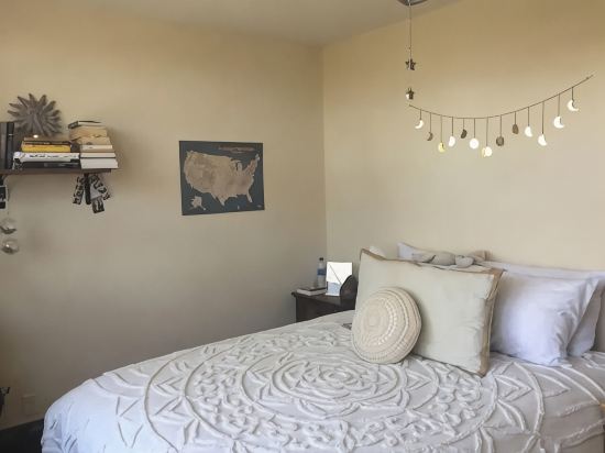 Sweet and spacious mountain view home w/fireplace!