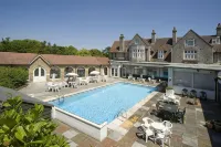 The Caledonian Island Hotel - parking
