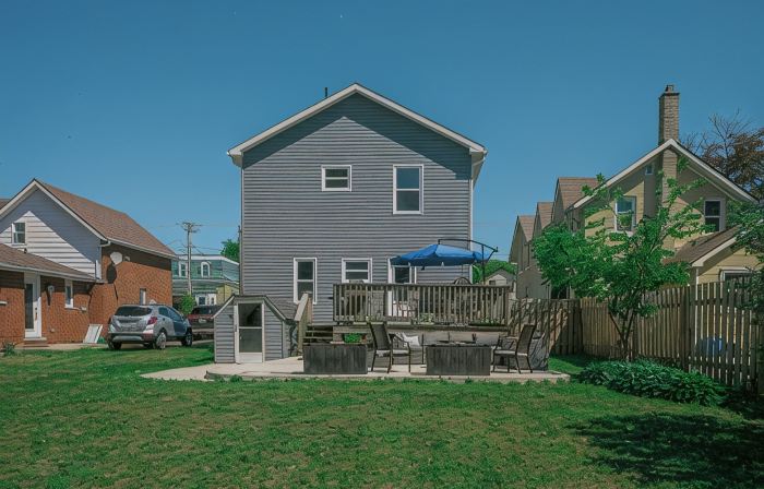 Fully Renovated Cottage on Queen, 3min walk from Beach and Downtown Adventures!