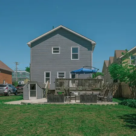 Fully Renovated Cottage on Queen, 3min walk from Beach and Downtown Adventures!