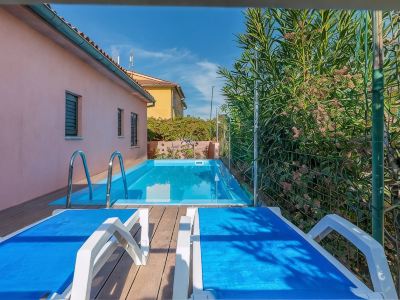 Modern Holiday Home with Pool & 4 Bikes, Near Center