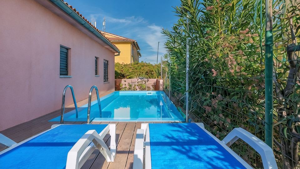 Modern Holiday Home with Pool & 4 Bikes, Near Center