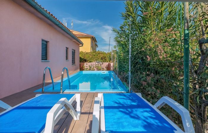 Modern Holiday Home with Pool & 4 Bikes, Near Center