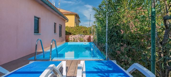 Modern Holiday Home with Pool & 4 Bikes, Near Center Hotels in Općina Fažana