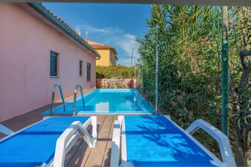 Modern Holiday Home with Pool & 4 Bikes, Near Center - parking
