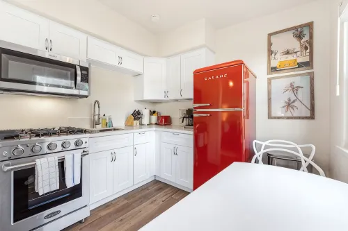 Beachside Retreat: Large Studio with AC 2 Blocks to Beach - Apartemen