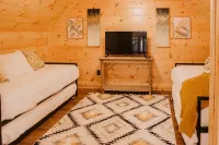 Modern Hocking Hills Cabin with Hot Tub, Arcade, Fire Pit Sleeps 8 - Homestays