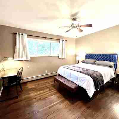 Cozy 3-Bedroom 1 Mile to Downtown & Michigan Stadium w/ Free Parking Rooms
