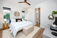 New modern home with salt water heated pool located minutes from SiestaKey Beach - สระว่ายน้ำส่วนตัว