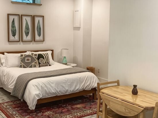 Lovely, serene studio apartment close to downtown and Biltmore Village.