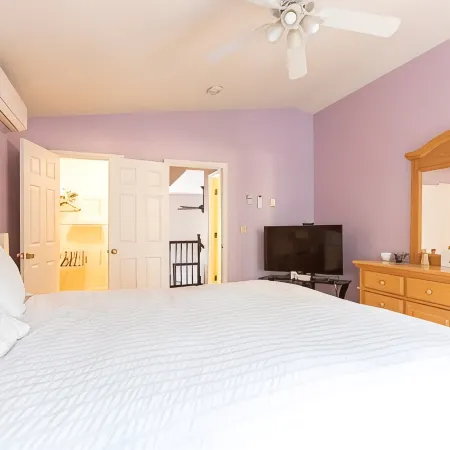 Winter Wonderland Chalet WArcades, Pool Table, Fire Pit, Lake, Pools & Ski Lifts