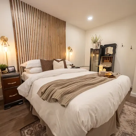 Vintage Vogue: Your Stylish Suite with Wi-Fi, Netflix, and Parking!