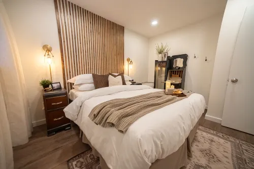 Vintage Vogue: Your Stylish Suite with Wi-Fi, Netflix, and Parking!