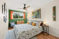 ~The Hummingbird House~  Sauna, Two King Beds, Mountain Views! - 방갈로