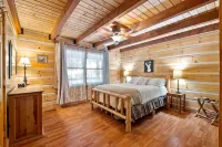 Beautiful LOG HOME-Poker & Pool Table, Xbox, Firepit,Jacuzzi tub,Week Specials!
