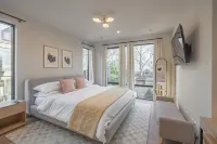 NEW Spacious 4-Story 4-bedroom Townhome Retreat in Greenville - balcony