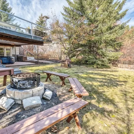 Boho Retreat w/King Bed on Bow River Pathway Отели рядом с достопримечательностью «Канадский олимпийский парк»