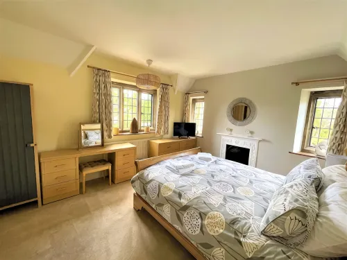 Fairlie Cottage Overlooks the River in Bourton-on-the-Water parking for 3 cars. - Homestays