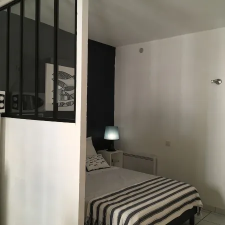 Superb modern studio in typical neighborhood