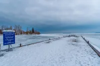 2 Bedroom Cabin Across Lake Simcoe - Alppimaja