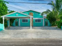 Entire Condominium Home away from Home with Pool, Near Beach ラブビーチ周辺のホテル