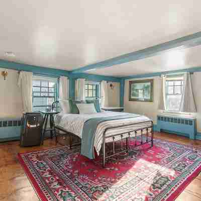 Historic 1686 Home Near Downtown l 5BR Retreat Rooms
