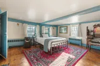 Historic 1686 Home Near Downtown l 5BR Retreat - WiFi