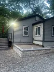 "The Hideaway 1" Charming 2-bedroom house with WiFi, AC in fabulous Farmington - Homestays