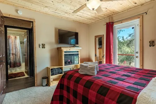 Midtown Hideaway- Cozy A-Frame Cabin with canyon views - شاليه