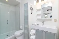 Modern Luxury Downtown Condo - balcony