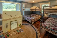 NEW!! Amazing Views & 2 porches. 2 Dens. Fire Pit. Hot Tub. Game Room. Smart TVs