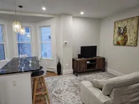 Stylish & Cozy Boston Retreat Near Train Station, Parks & Cafés - บังกะโล