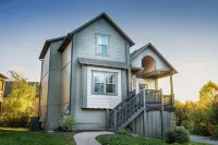 10 Minutes to the Strip! HUGE Home w/ Pool Access, Decks & Foosball Table! - 4つ星