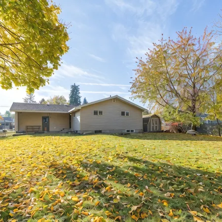 Peaceful and Welcoming 3 bedroom/1.5 bath home conveniently located!