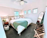 Modern Rustic Retreat- King bed, hot tub, wineries, waterfalls, hiking, Cornell - Wi-Fi