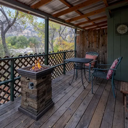 Romantic Couples Cabin near Park Gate Entrance to Sequoia Nat'l Park