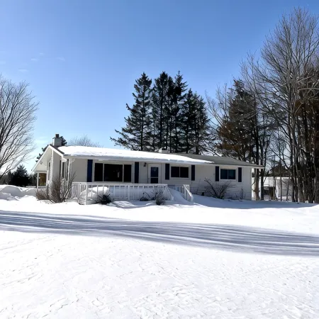 Northwoods Country Getaway! 40 acres to play and enjoy! No Cleaning Fee!!