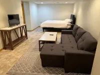 Road America Adjacent Lake House with indoor pool - 4 tähden
