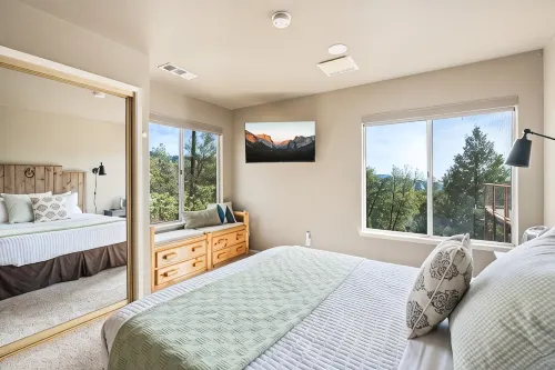 Mountain Retreat on 5 Acres with Nature Views, Deck, Hot Tub, EV Charging - Chalets
