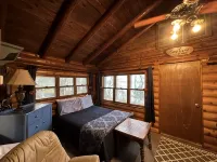 Peaceful Vintage 1920's Lakefront Red Log Cabin - シャレー