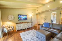 Sparkling Clean Mid Century Modern Home in Ferry Street Bridge Area - Jacuzzi