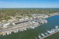 The Moorings Hotel and Marina - Parkplatz