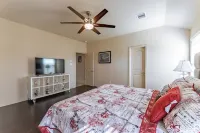 Amazing & Modern 3BR, 2BA Home near IAH, DT - 3-Star