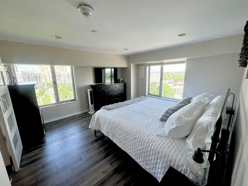2B-2B centrally located in Omaha with skyline balcony views. - Balkoner