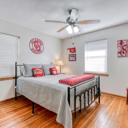 Vintage home in heart of OU country--uniquely decorated OK themed home--ATT wifi