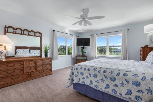 Stunning Views of the Beach & Bay - Spacious updated One BR condo w private deck - Wifi