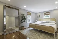 A cozy cape cod cottage w/ AC near local beaches! Pet friendly - 4성급