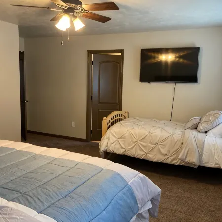 Elegant Cedar Ridge Escape with clubhouse amenities - pool, hot tub, gym, grill.