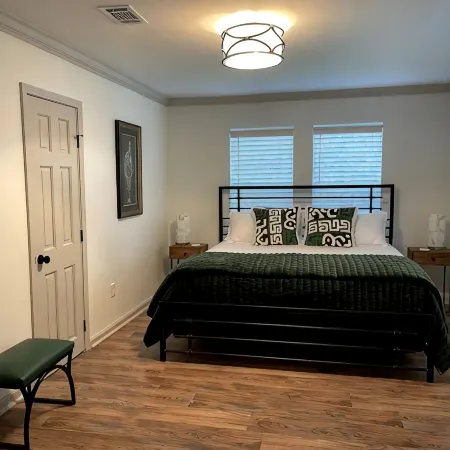 Springhill Bungalow-cozy bungalow located in the Springhill area.